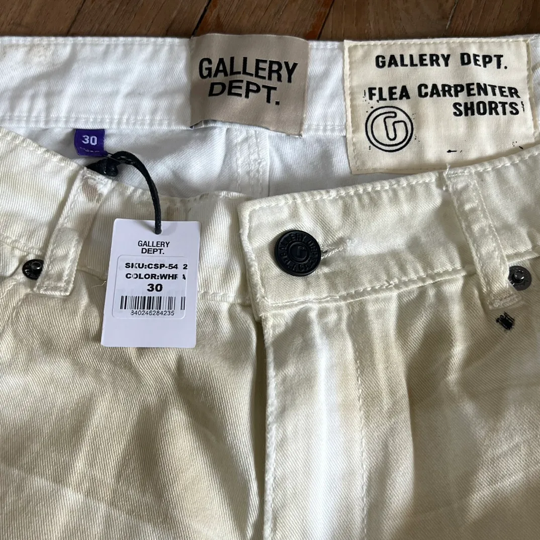 GALLERY DEPT. FLEA CARPENTER SHORTS Ink-cut knife-cut mud-dyed denim shorts. Destroyed VINTAGE distressed denim shorts. Distressed white S-XL. Washed cement-dyed to make it old. Knife cut holes. Cat whiskers are worn. Customized complete set with logo accessories. Purely handmade acrylic splash-ink graffiti shorts.